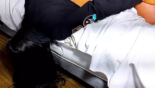 Spor salonuna gitmeden önce şortlu seksi kız arkadaşım onu ​​becerdim