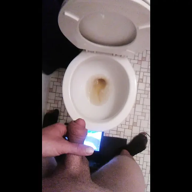 Bakış açısı trans kız kendine ve kameraya işiyor; Double Angles
