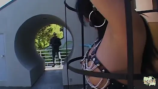 Kafeste kötü kaltak motorcu kız bdsm çılgınlığı için çağrıldı
