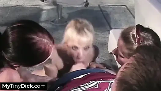 Küçük yaraklı şanslı bir adam birden fazla bayanın oral seksi