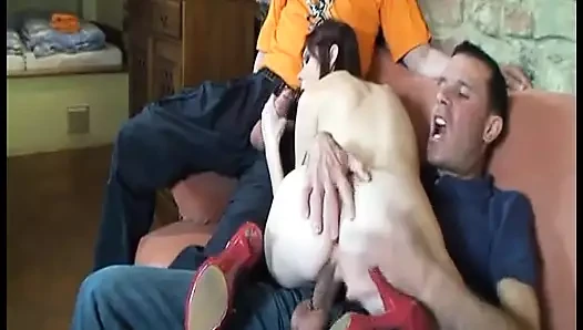 Kızıl saçlı Alman genç kız ateşli üçlü sekste sikiliyor