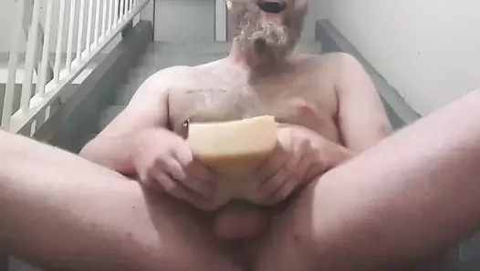 Baba sikikleri delik içinde kamu stairwell