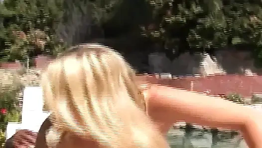 Büyük memeli sarışın tıknaz orta yaşlı seksi kadın açık havada büyük siyah yarakla sikiliyor