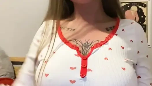 Bu azgın emo öğrencisinin parmaklarının daha derine kaydığını ve çok inlesini izleyin