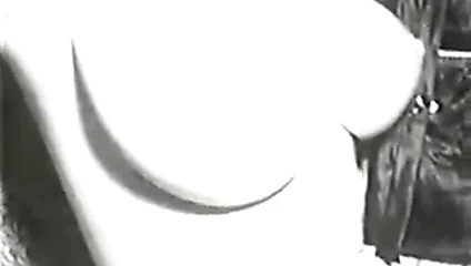 Keyifli porno yıldızı göğüslerini sallıyor (1950'lerde vintage)