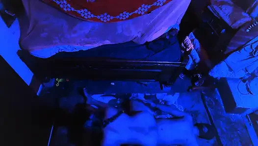 Üvey kız kardeşin üvey erkek kardeşiyle sikişiyor