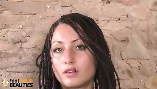 Sultry Thena yepyeni siyah çoraplı bir çift çekiyor