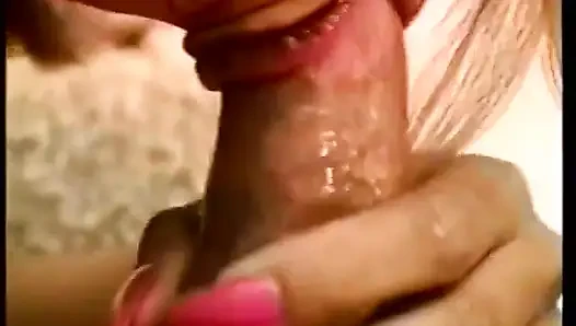 Yaramaz piliç bu yakışıklı adamı baştan çıkarmak için bacaklarını açıyor
