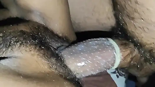 Masaj büyük amcığı parmaklıyor ve prezervatif giyerken siyah kıllı büyük zenci yarağıyla sikiliyor.