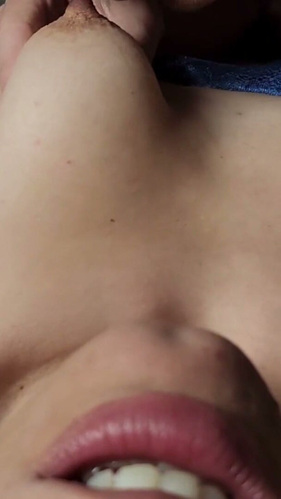 Seksi MILF meme uçları emilirken inliyor | Bölüm 1