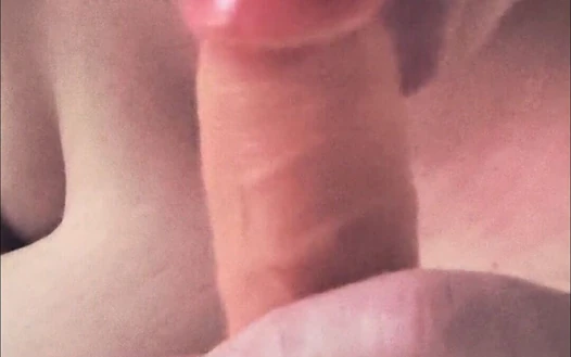 Ağzında pembe şapkalı bu şişman cadıdan erotik öğürterek boşalıyor