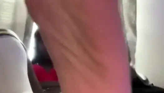 Ayaklarımı ve ayak parmaklarımı gösteriyorum yakın çekim