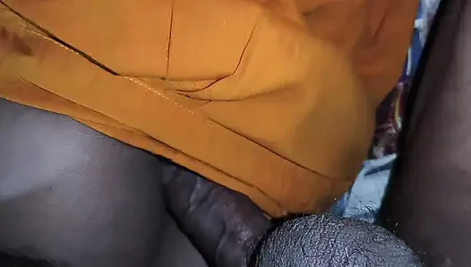 Erkek arkadaş kız arkadaşıyla köyde evinde, Desi'de sert amcık sikişi