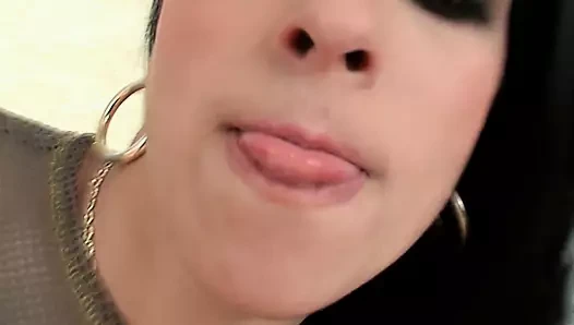 Junge Milf und ihr enger Arsch