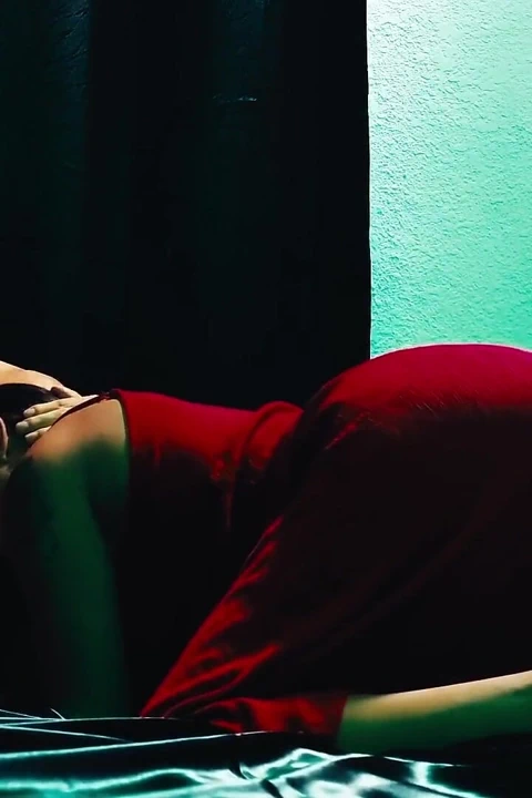 İçine boşalana kadar kırmızı (astridesben) cazibesine girdim