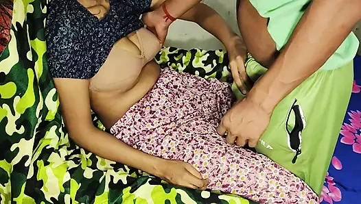 Arkadaşı işteyken arkadaşının karısı sikiliyor.