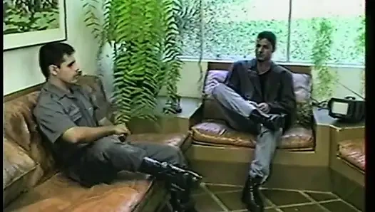 Gırtlağına kadar gırtlağına kadar alıyor ve anal grup sikişiyor