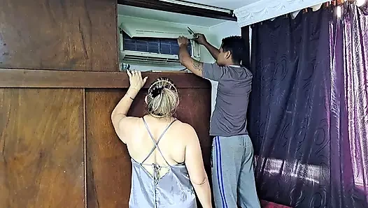 Azgın olgun kadın teknik servisten adamın sikini emmek istiyor