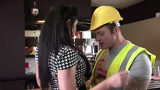 Dövmeli Gina Jameson Seth Strong'dan sikiliyor