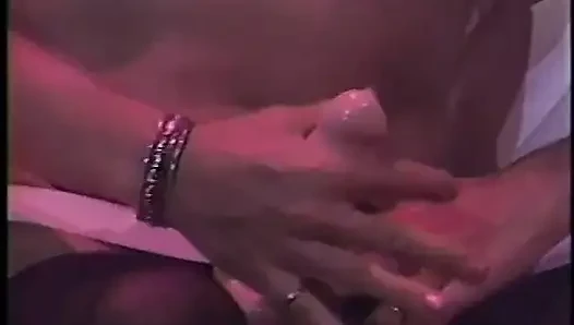 Seksi iç çamaşırlı 80'lerin porno kraliçesi ateşli sarışın kız arkadaşıyla takma yarakla sikişiyor