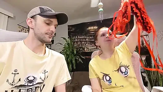 İstek Listesi Hediyeleri 9 - Kırmızı Korse Ve Siyah Vinil Elbise Kutu açılıyor Ve Mastürbasyon