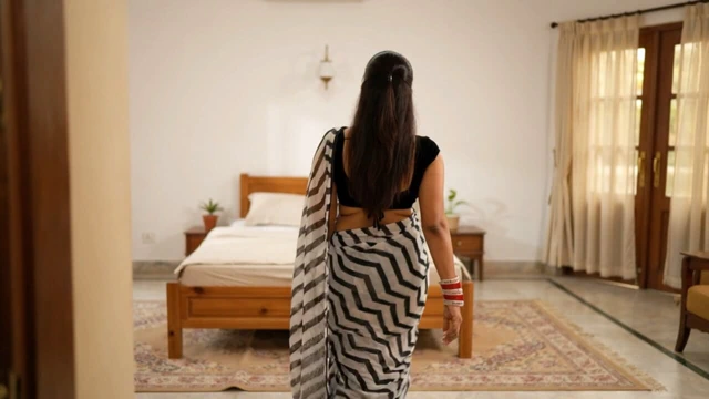 Büyük götlü Hintli yenge en iyi sakso ve desi sari çıkarma ile amcığını domaltarak sikiyor