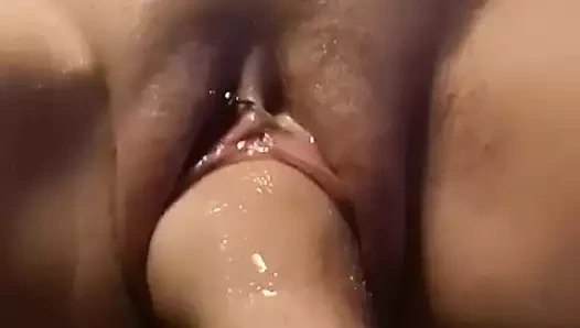 Orta yaşlı seksi kadın yumrukla sikiliyor