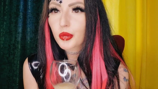 Tatlı salyalar. Tükürüğüm senin yemeğin. Tükürme fetişi. Yemek fetişi.