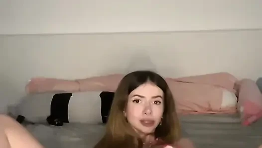 Adrianna Savu'nun büyük sütyenli ve şekerli dudaklarıyla havalı yüzü yakın çekim, görebileceğin en iyi xxx!