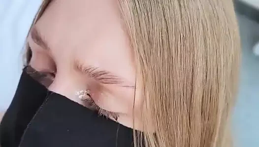 Adamı parlak bir orgazma getirdi ve yüzüme boşalıyor