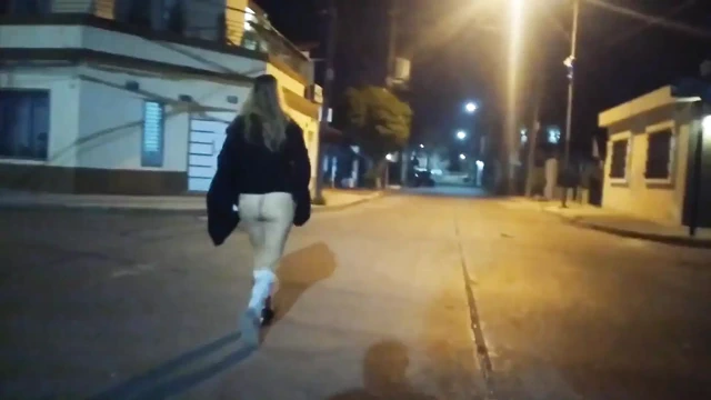 Kısa etekli külotsuz amcığını teşhir ediyor ve gözetleyenlerin önünde seks yapıyor