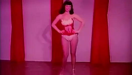 Kuzgun saçlı güzellik baştan çıkarıcı bir şekilde dans ediyor (1950'lerde vintage)