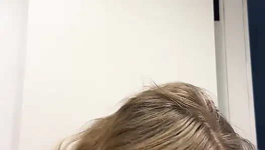 Tişörtüyle büyük meme uçlarını görebilirsiniz