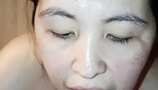 Koreaanse vrouw zuigt geweldig, hiervoor krijgt ze sperma in haar mond en een kus na sperma