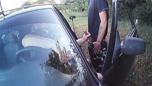 Я привел свою подругу в парк и дал ей пососать мой хуй