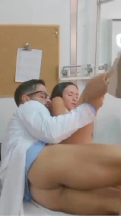 Kirli doktor genç büyük memeli hastayı sikiyor ve ağzına boşalıyor | Klip 1