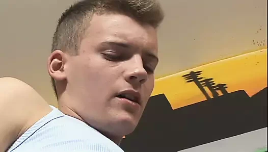 Gençler genç odasında kendilerini patlatıyorlar