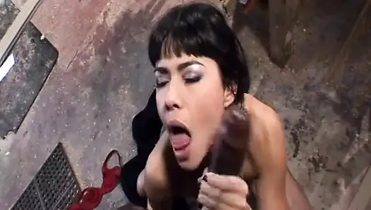 Dövmeli esmer götünü siyah yarakla siktiriyor
