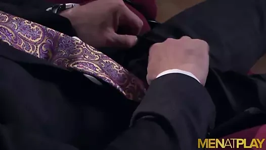 Menatplay latino viktor rom anal sikikleri businessman içinde suit
