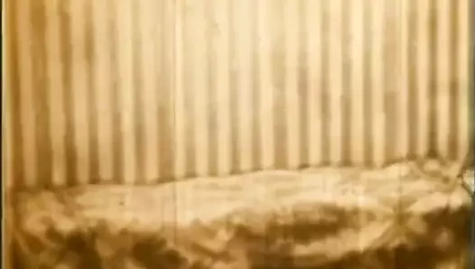 Seksi hizmetçi zam için soyunuyor (1950'lerde vintage)