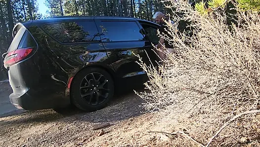 Yol kenarında riley ve logan ile emiyor ve sikişiyor