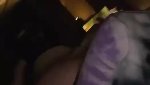 Dik memeli sevimli genç kız