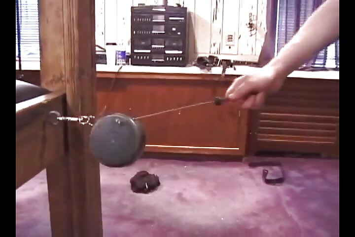 Sadist kızıl saçlı sahibe Olivia zavallı kölesinin penisine ve taşaklarına merhametsizce işkence ediyor.