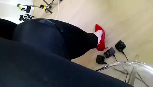 Siyah dar pantolonla oynuyor, ağır çekim, kalın buzağılar titriyor