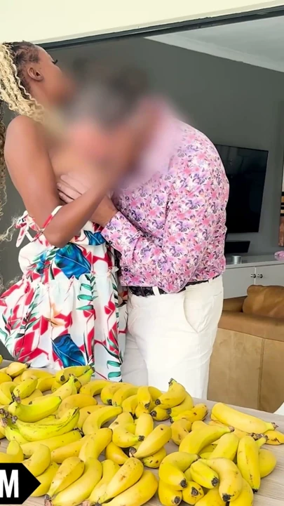 Büyük memeli zenci genç kız büyük beyaz yarak için diz çöküyor bakış açısı | Klip 1