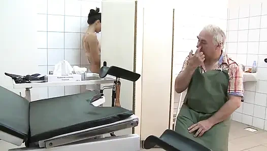 Seksi genç sürtük yaşlı bir adamın büyük yarağına biniyor