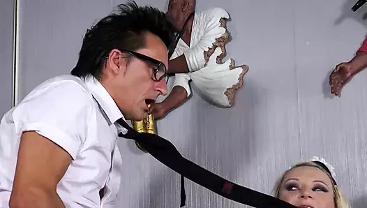 Gina Blond kanepede emmeyi ve sikişmeyi seviyor