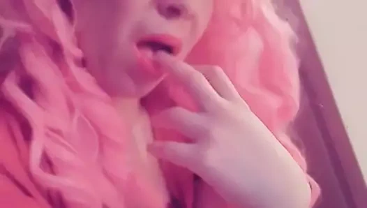 Pinky saç milf kedi oynama