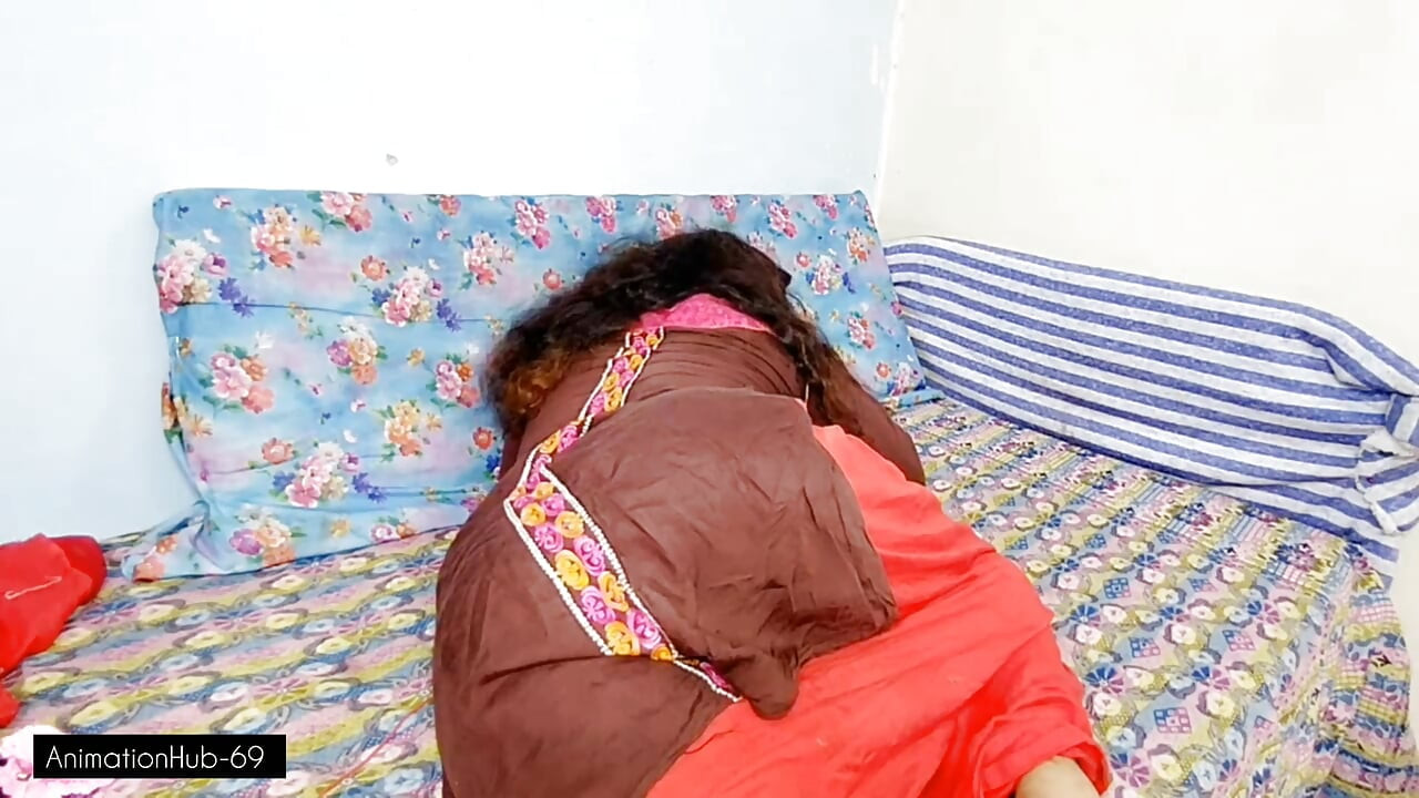 Hintli orta yaşlı seksi kadın çıplak vücudunu gösteriyor ve ıslak amını parmaklıyor.