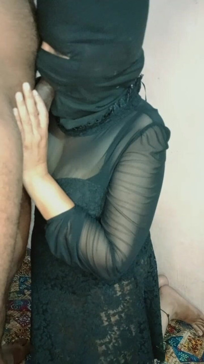 Hintli kadın sakso çekiyor